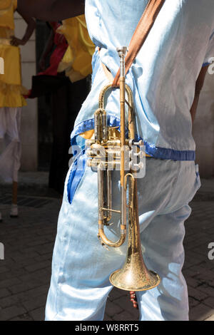 Ein Trompeter alle in Weiß gekleidet in den Straßen von Havanna. Kuba ist in der ganzen Welt berühmt für seine Trompete Spieler und Musik. Musik ist überall gespielt Stockfoto