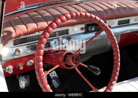 Lenkrad und Armaturenbrett des alten 1950er Stil des Amerikanischen Roten Cabrio mit roten Leder Interieur in der Sonne in Havanna Kuba Stockfoto