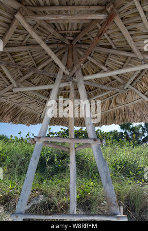Strand Hütten aus Palmblättern Schatten vor der Sonne entlang der karibischen Stränden von Varadero, ein Tourist Resort Area in der Nähe von Havanna Kuba Stockfoto