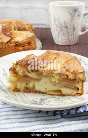 Ein Stück hausgemachten Apfelstrudel Kuchen mit einer großen Tasse Kaffee, Tee Party mit süßem Gebäck Stockfoto