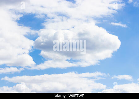 Big cloud. Buschige natürliche Wolken gegen einen klaren sauberen blauen Himmel. Himmel auf einer klaren sonnigen Tag Stockfoto