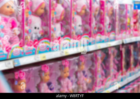 Unschärfe-effekte im Hintergrund, Kinder store Showcase mit großen Puppen in rosa Kästen, Toy Store für Kinder Stockfoto