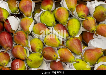 Gelb Rot pear Frucht reif, in Geschenkpapier verpackt, lose Birnen Stockfoto