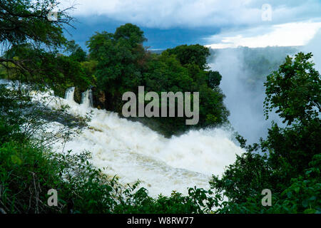 Victoria Falls ist ein Wasserfall im südlichen Afrika auf dem Sambesi Fluss an der Grenze zwischen Sambia und Simbabwe. Stockfoto
