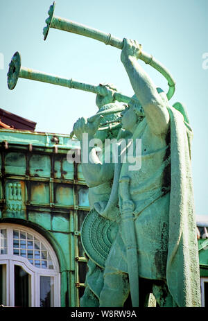 Kopenhagen, Radhuspladsen; die Lur Gebläse, einer Bronze Gruppe von langen horn Spieler auf der Oberseite einer Spalte ein, Rathausplatz, 1913 erbaut Stockfoto