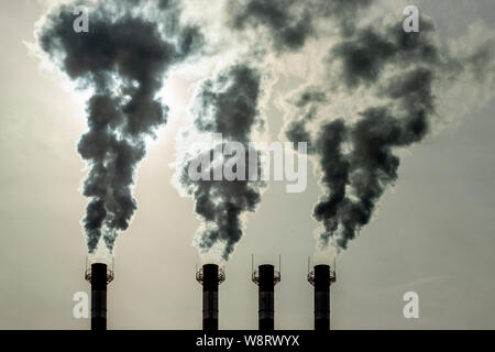 Emission giftiger Dämpfe aus den Leitungen in die Atmosphäre. Die Luftverschmutzung ist ein Umweltproblem, Umweltverschmutzung. Giftig giftige Abfälle Stockfoto