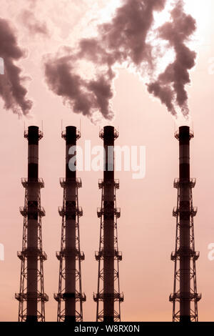 Leitungen freigeben der dunkle Rauch, Dampf Dampf. Umweltverschmutzung, die Verunreinigung der Luft durch giftige Dämpfe. Vergiftete Atmosphäre Stockfoto