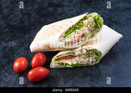 Shawarma sandwich Gyro frische Rolle Lavash Fladenbrot Huhn Rind shawarma falafel RecipeTin Eatsfilled mit gegrilltem Fleisch, Pilzen, Käse. Tradit Stockfoto