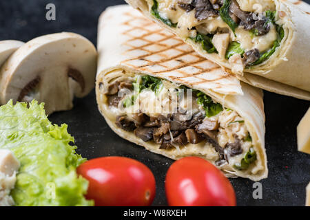 Shawarma sandwich Gyroskop frische Rolle lavash Lavash Huhn rind Shawarma falafel Rezept Zinn isst mit gebratenem Fleisch, Pilze, Käse gefüllt Stockfoto
