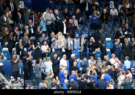 Leicester City Fans begrüßen das neue Leicester City Vorsitzender Aiyawatt Srivaddhanaprabha während der Premier League Match für die King Power Stadion, Leicester. Stockfoto