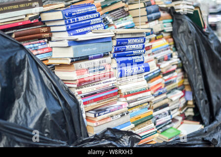 SKOPJE/Mazedonien - 28. AUGUST 2018: Gebrauchte Bücher, in einen Verkäufer crammed in Mazedonien Square, City Center. Stockfoto