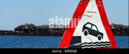 Reststücke und Autos Autowracks am Hafen für den Export Dumping, Beseitigung illegaler Gefahr Hafenmauer Stockfoto