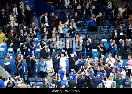 Leicester City Fans begrüßen das neue Leicester City Vorsitzender Aiyawatt Srivaddhanaprabha während der Premier League Match für die King Power Stadion, Leicester. Stockfoto