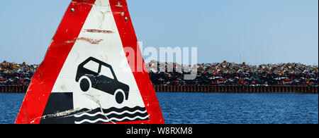 Reststücke und Autos Autowracks am Hafen für den Export Dumping, Beseitigung illegaler Gefahr Hafenmauer Stockfoto