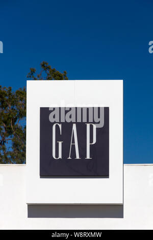 SANTA MONICA, CA/USA - OKTOBER 4, 2014: Gap Store Exterieur und unterzeichnen. Die Lücke, Inc. ist eine US-amerikanische multinationale Kleidung und Zubehör Einzelhändler. Stockfoto