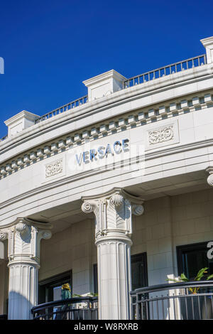 BEVERLY HILLS, CA/USA - Januar 3, 2015: Versace store Exterieur. Gianni Versace ist eine italienische Modeunternehmen und Handelsname gegründet von Gianni Stockfoto