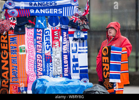 Waren auf den Verkauf außerhalb Ibrox Stadium vor der Ladbrokes Scottish Premier League Spiel im Ibrox Stadium, Glasgow. Stockfoto