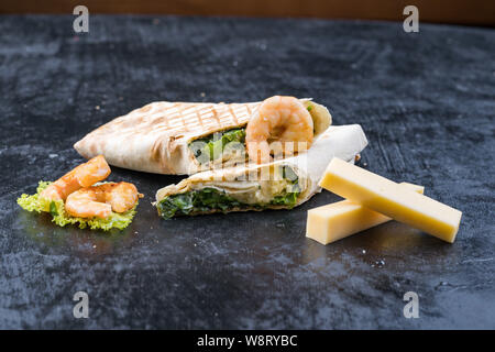 Shawarma sandwich Gyroskop frische Rolle lavash Lavash Huhn rind Shawarma falafel Rezept Zinn isst mit gebratenem Fleisch, Pilze, Käse gefüllt Stockfoto