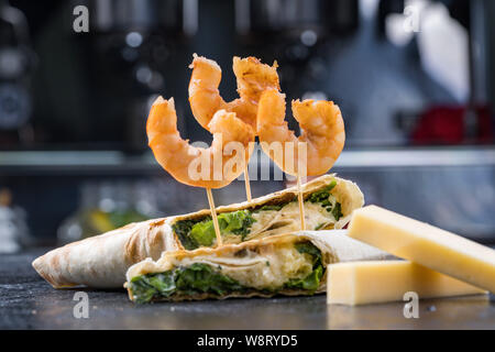 Shawarma sandwich Gyroskop frische Rolle lavash Lavash Huhn rind Shawarma falafel Rezept Zinn isst mit gebratenem Fleisch, Pilze, Käse gefüllt Stockfoto