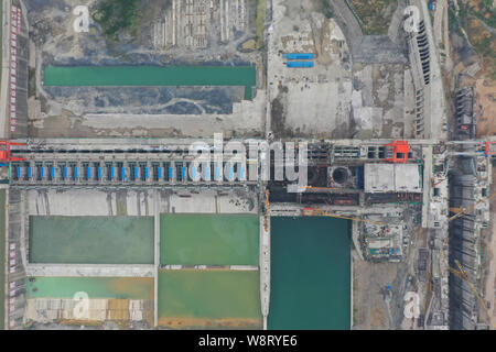 (190811) -- GUIPING, Aug 11, 2019 (Xinhua) - luftaufnahme am 10.08.2019 zeigt die Baustelle des Dateng Schlucht hydro Dam in Guiping, South China Guangxi Zhuang autonomen Region berücksichtigt. Gelegen in der Stadt von Guiping, die dateng Schlucht hydro Dam ist für mehrere Zwecke einschließlich Hochwasserschutz, Navigation und Power Generation ausgelegt. Insbesondere wird es Fluss Salzgehalt während der trockenen Jahreszeit zu reduzieren, damit die Qualität der Wasserversorgung gewährleistet zu Pearl River Delta Städte einschließlich Macau. (Xinhua / Cao Yiming) Stockfoto