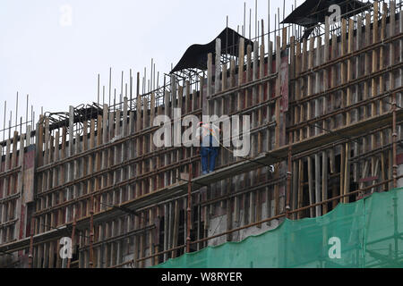 (190811) -- GUIPING, Aug 11, 2019 (Xinhua) -- ein Mann arbeitet auf der Baustelle der Dateng Schlucht hydro Dam in Guiping, South China Guangxi Zhuang autonomen Region, 10.08.2019. Gelegen in der Stadt von Guiping, die dateng Schlucht hydro Dam ist für mehrere Zwecke einschließlich Hochwasserschutz, Navigation und Power Generation ausgelegt. Insbesondere wird es Fluss Salzgehalt während der trockenen Jahreszeit zu reduzieren, damit die Qualität der Wasserversorgung gewährleistet zu Pearl River Delta Städte einschließlich Macau. (Xinhua / Cao Yiming) Stockfoto