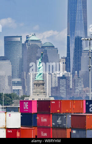 United States Trade Krieg Tarife - Freiheitsstatue Cargo Container und New York City im Hintergrund - United States tarif Krieg mit China Konzept Stockfoto