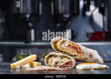 Shawarma sandwich Gyroskop frische Rolle lavash Lavash Huhn rind Shawarma falafel Rezept Zinn isst mit gebratenem Fleisch, Pilze, Käse gefüllt Stockfoto