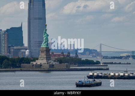 Freiheitsstatue New York City im Hintergrund Stockfoto