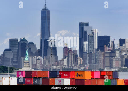 US-Handelskrieg-Zölle - Freiheitsstatue Frachtschiff-Container in New York City - Weltwirtschaft / globale Rezession China-Zollkonzept Stockfoto