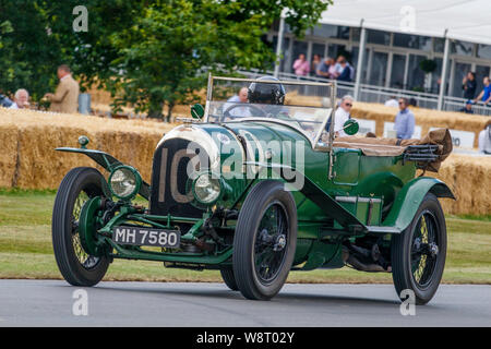 1925 Bentley 3 Liter Le Mans mit Fahrer William Medcalf am 2019 Goodwood Festival der Geschwindigkeit, Sussex, UK. Stockfoto