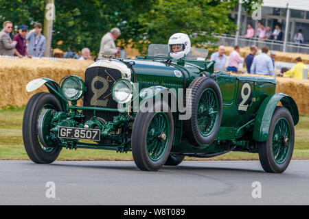 1930 Bentley Speed Six' alte Nummer Zwei "Le Mans Racer mit Treiber Graham Moss am 2019 Goodwood Festival der Geschwindigkeit, Sussex, UK. Stockfoto