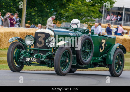 1930 Bentley Speed Six' alte Nummer Drei "Le Mans Racer mit Fahrer Peter Neumark an der 2019 Goodwood Festival der Geschwindigkeit, Sussex, UK. Stockfoto