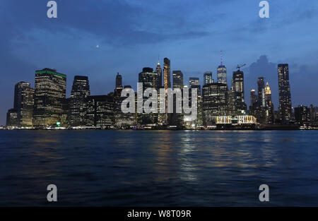 Nacht Blick auf Lower Manhattan Skyline am East River coast Stockfoto