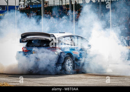 2018 M-Sport Ford Fiesta WRC mit Fahrer Elfyn Evans brennendes Gummi am 2019 Goodwood Festival der Geschwindigkeit, Sussex, UK. Stockfoto