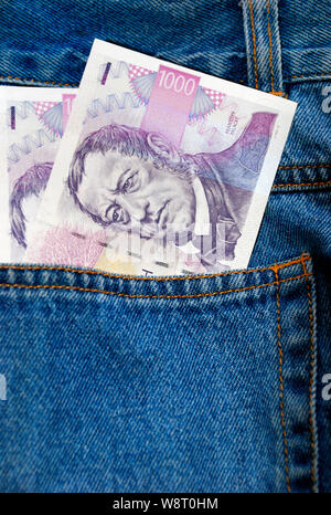 Banknoten von 1000 Tschechische Krone aus der Jeanstasche kommenden Stockfoto