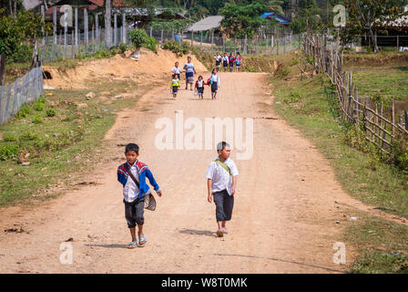 Vang Vieng, Laos - Feb 2016: Kinder gehen von der Schule nach Hause in Laotischen Landschaft Stockfoto