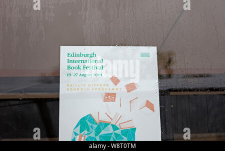 Edinburgh, Schottland, Großbritannien. 11. August 2019. Feuchter Tag für die Besucher der jährlichen International Book Festival in Charlotte Square Gärten gehalten, Zeichen im Fenster zeigen Regenwasser nach unten läuft. Credit: Bogen Weiß Stockfoto