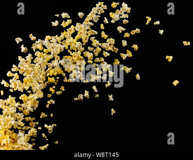 Flying Popcorn oder Wave aus isoliert auf schwarzem Hintergrund Stockfoto