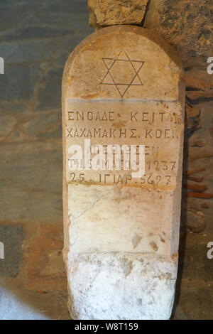 Anzeige der alten Grabsteine auf dem jüdischen Friedhof in Messapion Straße in der Innenstadt von Chalkidas. Der jüdische Friedhof von Chalkis ist einer der am meisten impo Stockfoto