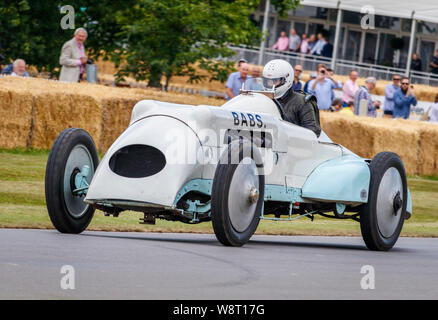 1926 Thomas Spezielle 'Babs' 27,1-Liter-V12-Racer mit Fahrer Geraint Owen am 2019 Goodwood Festival der Geschwindigkeit, Sussex, UK. Stockfoto