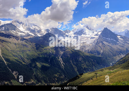 Spektakuläre Aussicht auf hohen schneebedeckten Gipfel der Walliser Alpen (Besso, Zinalrothorn, Weisshorn) von sorebois im Sommer gesehen. Zinal, Val d'Anniviers, V Stockfoto