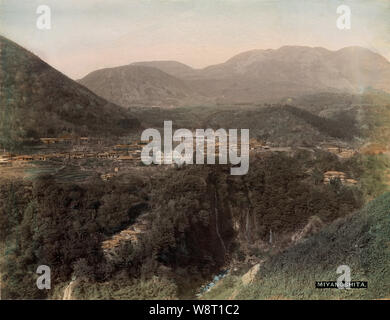 [1890s Japan - Hot Spring Resort in Hakone] - Panoramablick auf Miyanoshita Onsen, ein Spa Resort in der Präfektur Kanagawa. 19 Vintage albumen Foto. Stockfoto