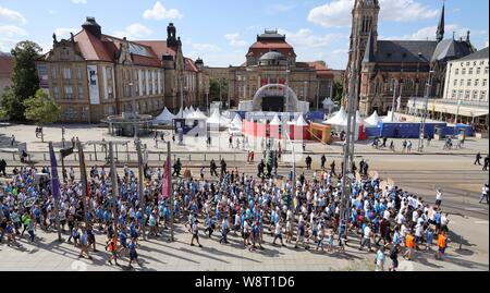 Chemnitz, Deutschland. 11 Aug, 2019. firo am: 06.11.2019, Fußball, DFB-Pokal, Saison 2019/2020, Runde 1, Chemnitzer FC - HSV Hamburg Hamburg Hamburg, HSV Hamburg Hamburg Demonstration der Chemnitzer Fans durch die Innenstadt, hier vor der Oper, PRO eV | Verwendung der weltweiten Kredit: dpa/Alamy leben Nachrichten Stockfoto