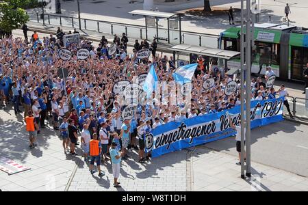 Chemnitz, Deutschland. 11 Aug, 2019. firo am: 06.11.2019, Fußball, DFB-Pokal, Saison 2019/2020, Runde 1, Chemnitzer FC - HSV Hamburg Hamburg Hamburg, HSV Hamburg Hamburg Demonstration der Chemnitzer Fans durch die Innenstadt, hier vor der Oper, PRO eV | Verwendung der weltweiten Kredit: dpa/Alamy leben Nachrichten Stockfoto