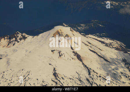 Schön schneebedeckte Mount Rainier im warmen Nachmittag Licht. Durch eine ebene Fenster über Washington State, USA fotografiert. Stockfoto