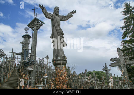 Das Bild aus dem Berg der Kreuze von Šiauliai in Litauen. Viele Kreuze auf dieser religiösen Orte und viele von ihnen Alte und verlassene. Stockfoto