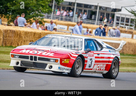 1980 BMW M1 Le Mans und die Rallye Auto mit Fahrer Kari Makela am 2019 Goodwood Festival der Geschwindigkeit, Sussex, UK. Stockfoto