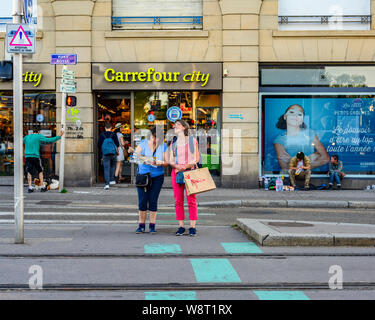 2 Frauen einkaufen, Straßburg, Lebensmittelgeschäft Carrefour, Stadtteil Neustadt, Elsass, Frankreich, Europa, Stockfoto