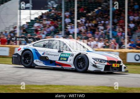 2019 BMW M4 DTM Racer mit Fahrer Colin Turkington am 2019 Goodwood Festival der Geschwindigkeit, Sussex, UK. Stockfoto