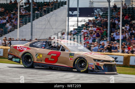 2019 Chevrolet Camaro NASCAR Rennwagen mit Fahrer Andy Petree am 2019 Goodwood Festival der Geschwindigkeit, Sussex, UK. Stockfoto